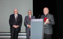 Ο Πρόεδρος του Συλλόγου των Αθηναίων κ. Ελ. Σκιαδάς και ο Καθ. Δρος Σπυρίδων Καμαλάκης κατά τη βράβευση του συνθέτη κ. Γιώργου Κατσαρού.