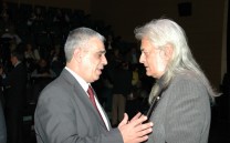 Ο Πρόεδρος του Συλλόγου των Αθηναίων κ. Ελ. Σκιαδάς με τον ποιητή κ. Δημήτρη Ιατρόπουλο.