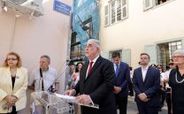 Ονοματοδοσία της «Οδού Ευαγγέλου Μουστάκα» στην Πλάκα Ονοματοδοσία της «Οδού Ευαγγέλου Μουστάκα» στην Πλάκα